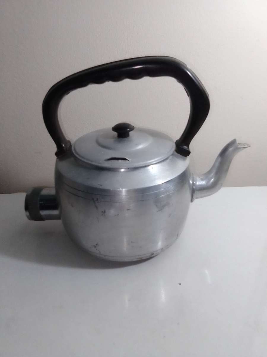Very old Vintage working 4 pint 2000Watt Electric Kettle from the 1960's.