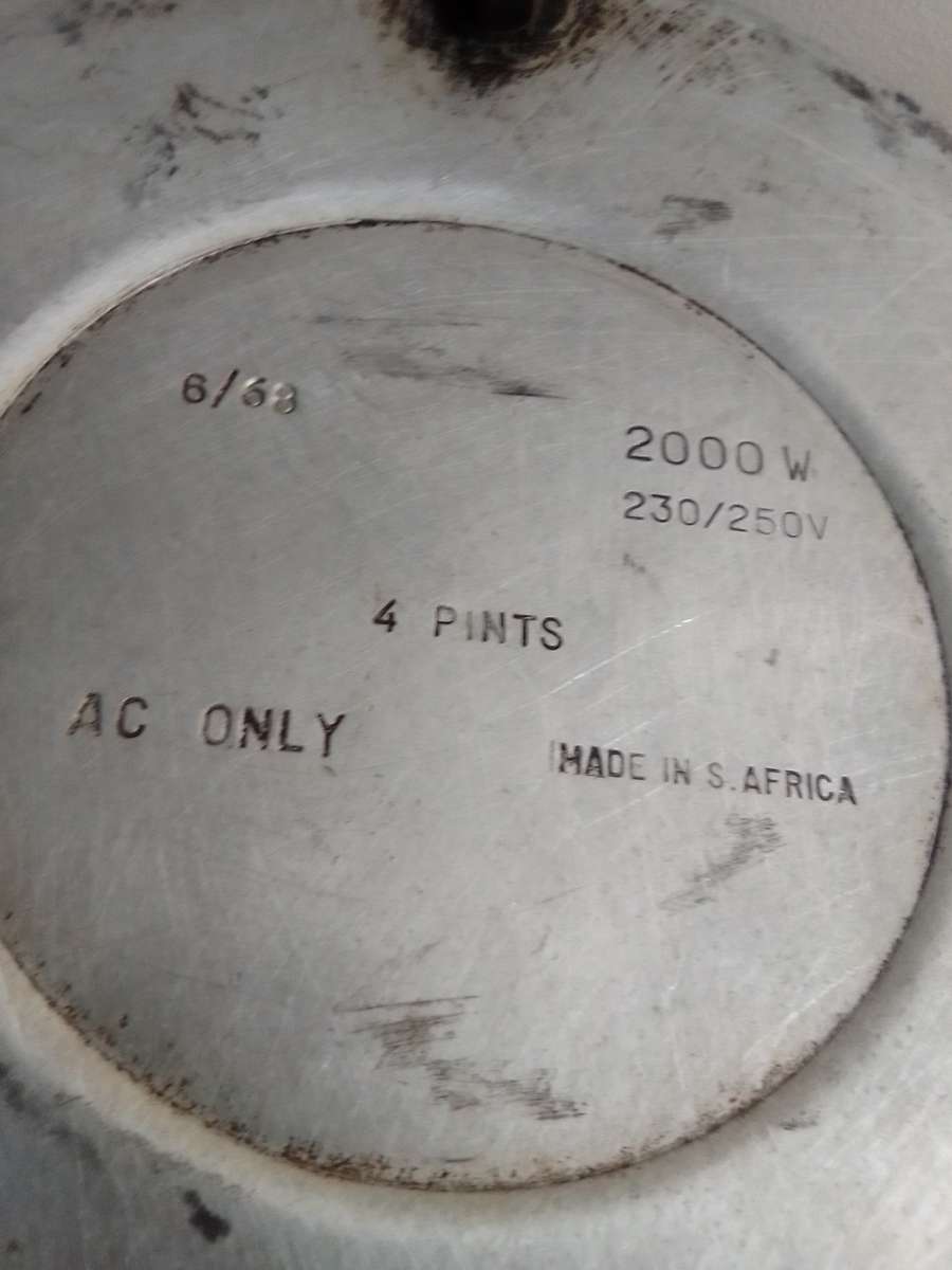 Very old Vintage working 4 pint 2000Watt Electric Kettle from the 1960's.