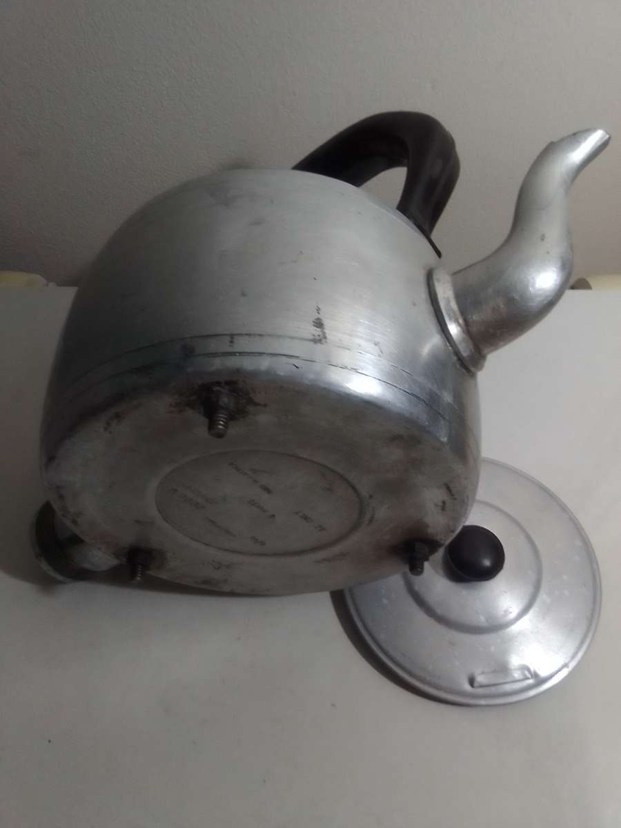 Very old Vintage working 4 pint 2000Watt Electric Kettle from the 1960's.