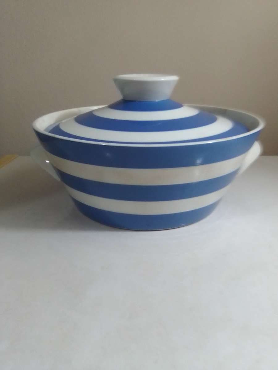 Rare find a TG Green Cornish Kitchen Ware Tureen. The Green Mft sheild Stamp started in 1920.