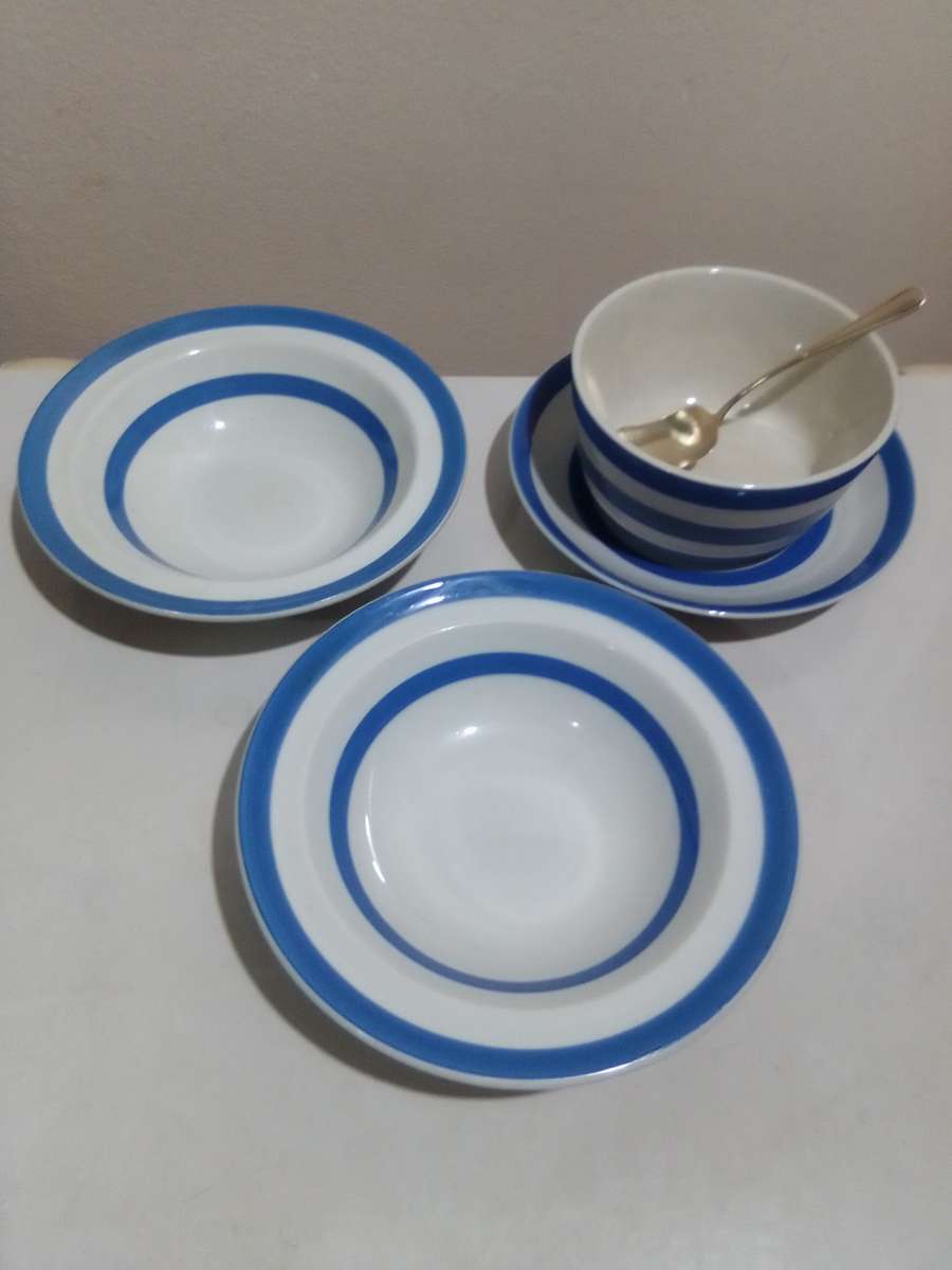 TG Green 6 Cornish Kitchen Ware items, 2 bowls, 1 saucer, 1 Sugar Bowl & Spoon