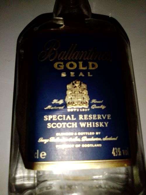 A vntage gift box. Special Reserve Gold Seal `Ballentine`s` + 2 Crystal Glasses in heavy Velvet Box