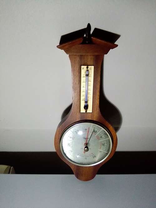 A working Vintage ` Talyor` Banjo Berometer made in England. Size: 280mm Tall.