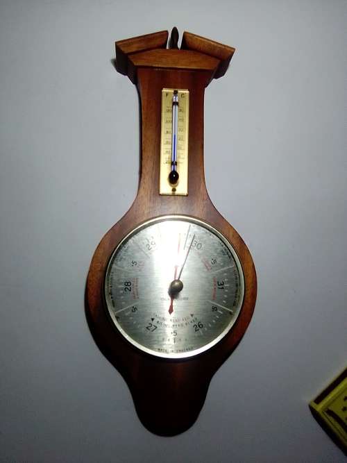 A working Vintage ` Talyor` Banjo Berometer made in England. Size: 280mm Tall.