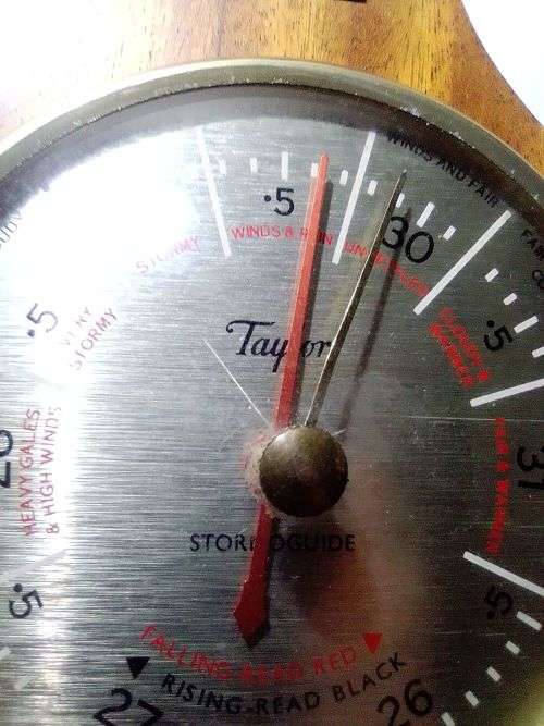 A working Vintage ` Talyor` Banjo Berometer made in England. Size: 280mm Tall.