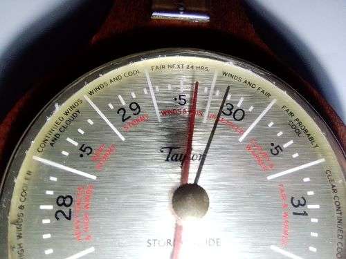 A working Vintage ` Talyor` Banjo Berometer made in England. Size: 280mm Tall.