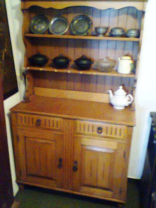 A Oak welsh Dresser ONLY:It's 2x Draws 2x Doors 2x Shelves with Groves for plates to stand upright.