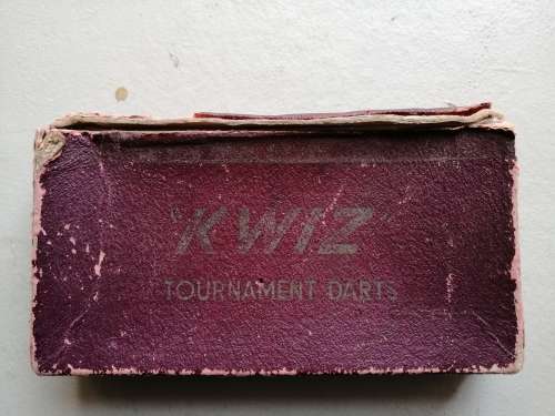 Vintage set of "KWIZ" Tournament Darts made in England