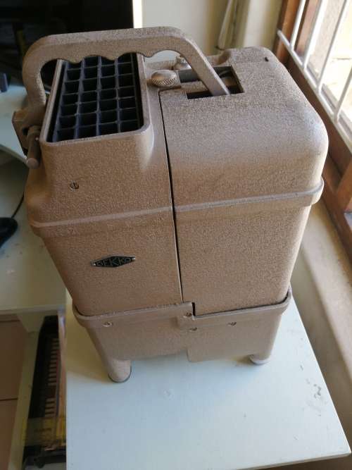 Vintage Dekko 8mm Projector model 118 - Reels and films included