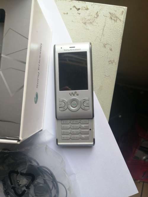 Vintage Sony Ericsson cellphone with Charger - W595