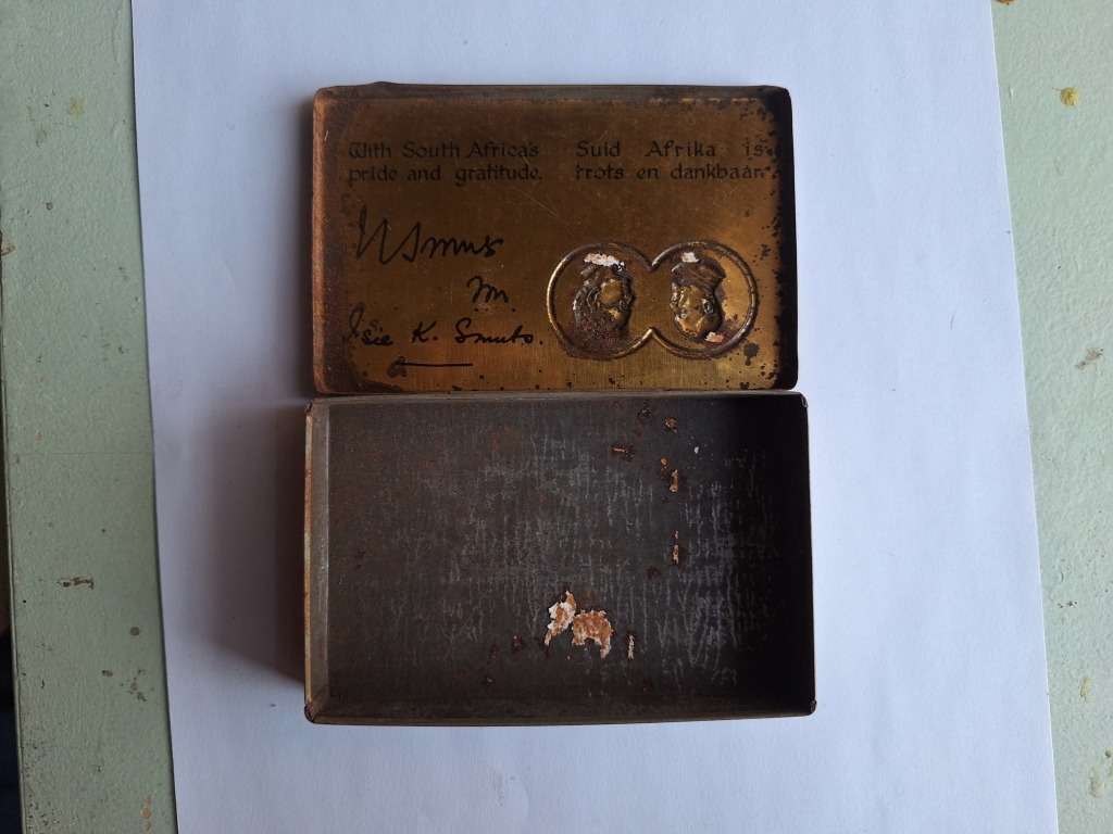 Gift box to Soldiers in World War II in 1941 by Smuts and his wife Issie