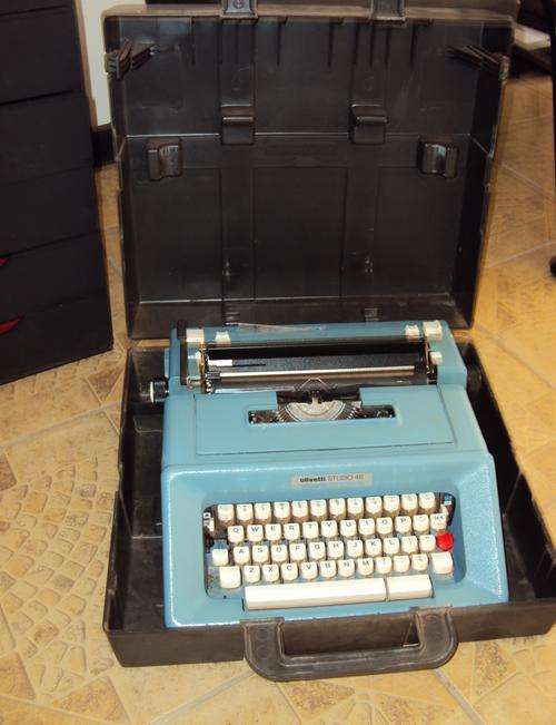 olivetti studio 46 typewriter in originel case with lint and 100% working order