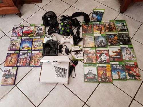 Xbox 360 Glossy White 320GB Special Edition + Kinect + 27Games + Loaded Accessories
