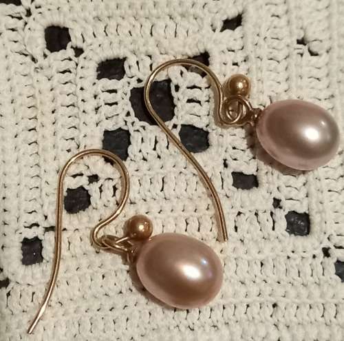 Pair of 9ct yellow Gold drop earrings with two 7.5mm x 9.5mm tear-drop shaped light pink pearls