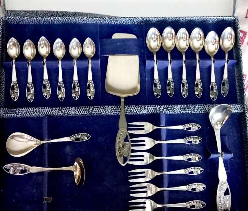 Very scarce 22 piece `Groot Trek` centenary tea cutlery set in original box