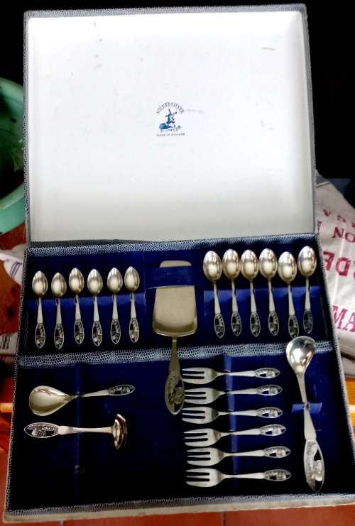 Very scarce 22 piece `Groot Trek` centenary tea cutlery set in original box