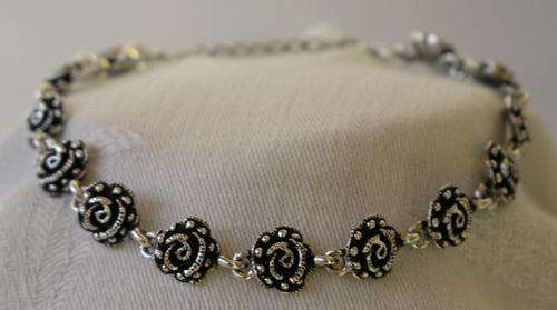 Lovely Tibetian silver charm bracelet with 12 small roses