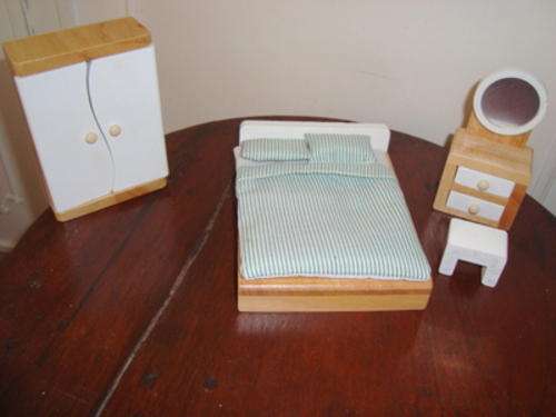 DOLLS HOUSE BEDROOM FURNITURE