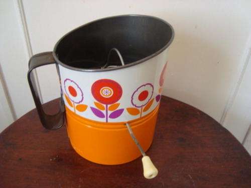 FLOUR SIFTER.  VINTAGE.