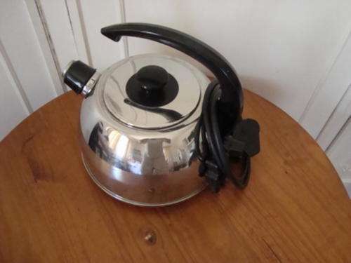 ELECTRIC  WHISTLING KETTLE