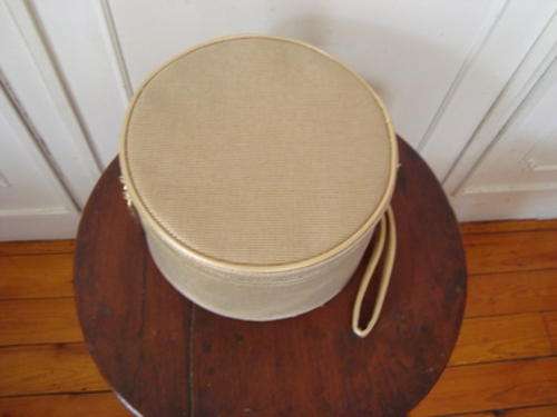 ELIZABETH ARDEN  MAKE UP HANDBAG