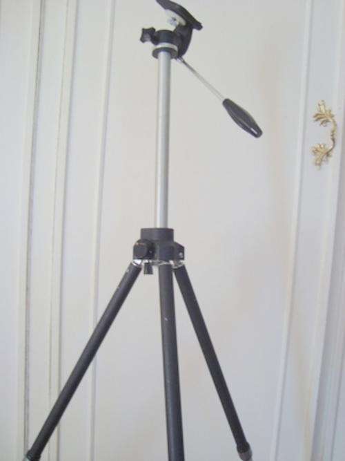 CAMERA TRIPOD