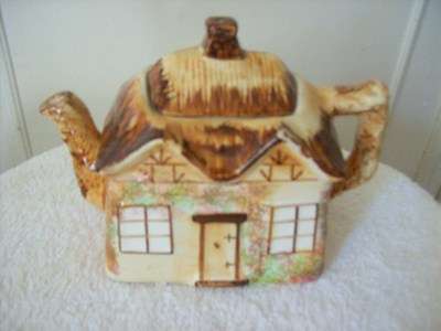 VINTAGE CERAMIC TEA POT