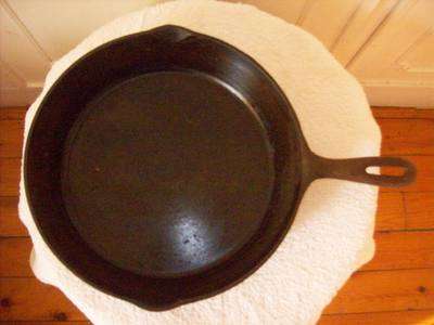 SMALL CAST IRON SKILLET