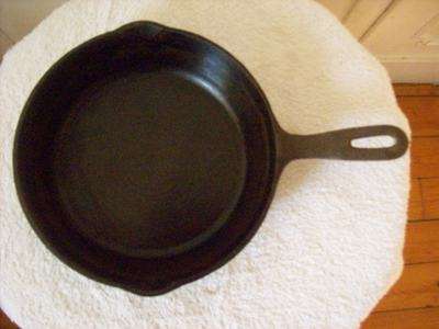 MEDIUM CAST IRON SKILLET