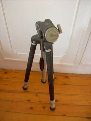 CAMERA TRIPOD
