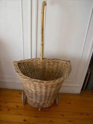 BASKET CANE ON WHEELS/SHOPPING .  B U Y E R C O L L E C T S.