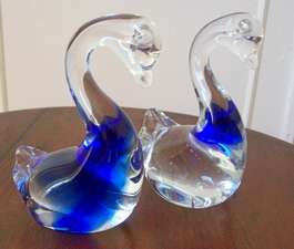 A LOVELY PAIR OF GLASS SWAN ORNAMENTS