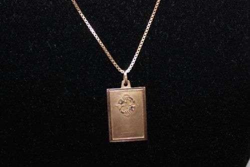 Beautiful 9ct Yellow Gold Ladies Necklace & Pendant