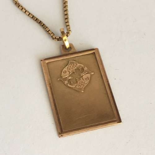 Beautiful 9ct Yellow Gold Ladies Necklace & Pendant