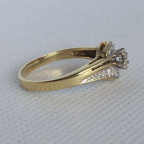 Gorgeous 9ct Gold & Diamond Ladies Ring