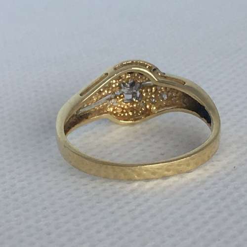Gorgeous 9ct Gold & Diamond Ladies Ring