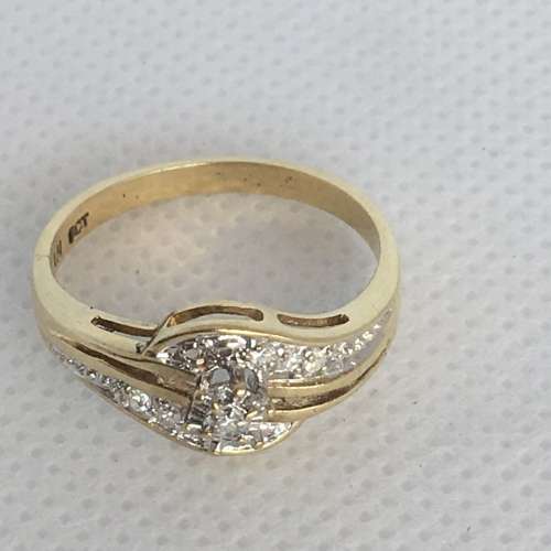 Gorgeous 9ct Gold & Diamond Ladies Ring