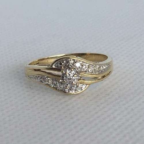 Gorgeous 9ct Gold & Diamond Ladies Ring