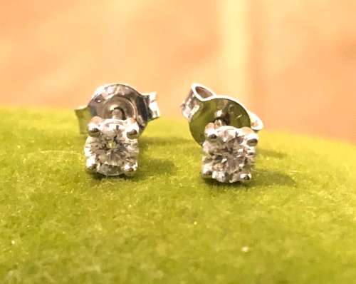 Beautiful 9ct White gold Diamond Stud Earrings