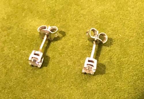 Beautiful 9ct White gold Diamond Stud Earrings