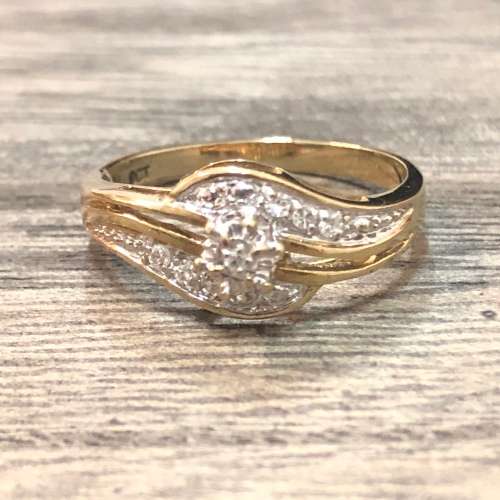 Stunning 9ct Yellow Gold Diamond Ring