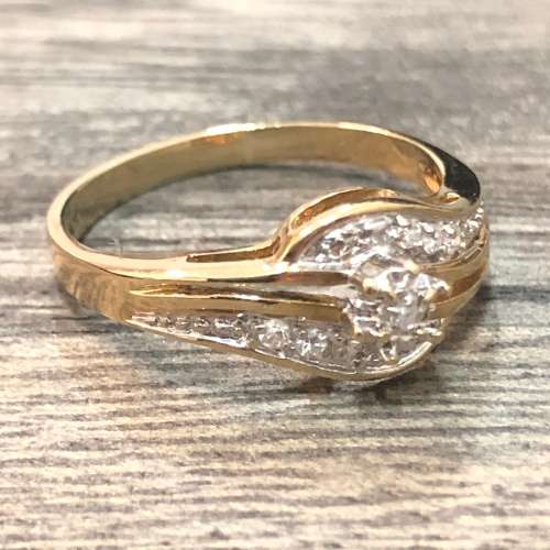 Stunning 9ct Yellow Gold Diamond Ring