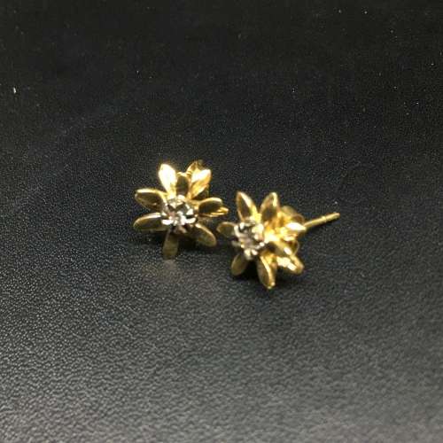 Beautiful 18ct yellow Gold Floral Diamond Earring Set
