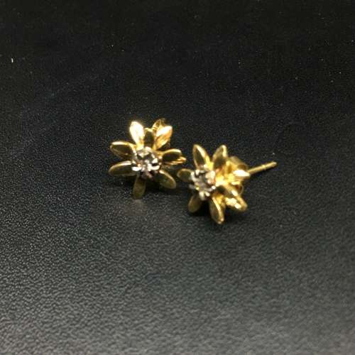 Beautiful 18ct yellow Gold Floral Diamond Earring Set