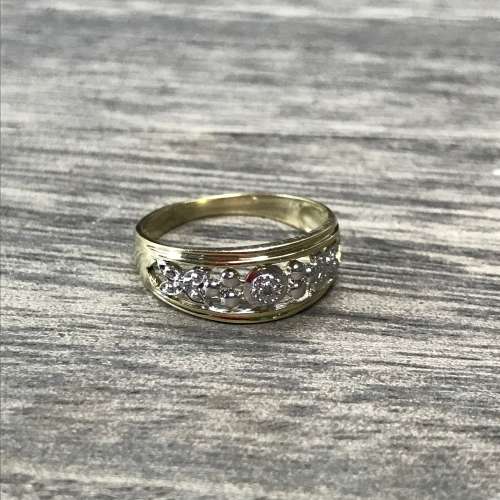 Beautiful 9ct Yellow Gold Ring