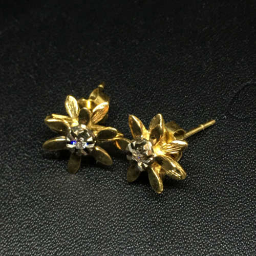Beautiful 18ct yellow Gold Floral Diamond Earring Set