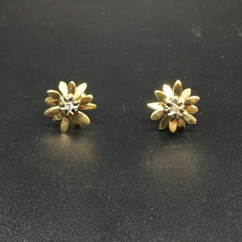 Beautiful 18ct yellow Gold Floral Diamond Earring Set