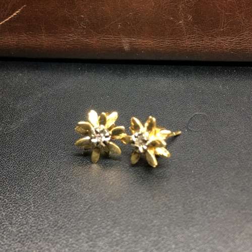 Beautiful 18ct yellow Gold Floral Diamond Earring Set