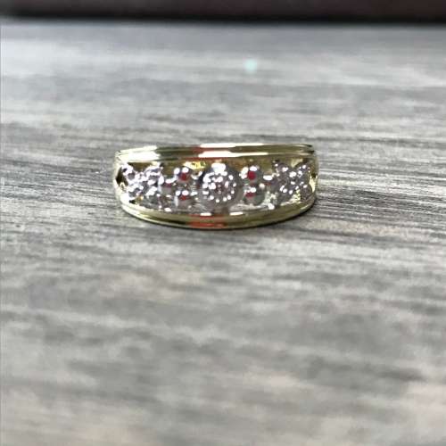 Beautiful 9ct Yellow Gold Ring