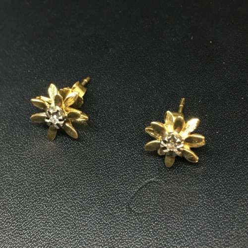 Beautiful 18ct yellow Gold Floral Diamond Earring Set